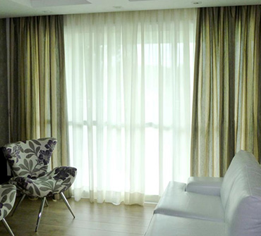 A Cortina Frazida se adapta, facilmente, a projetos de arquitetura modernos. Confeccionamos e instalamos Cortina Franzida Sob Medida em empresas e residências de Brasília e Região.