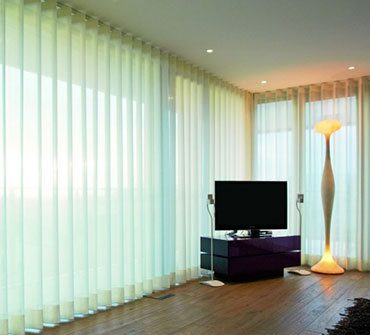 As linhas verticais da Cortina Wave transmitem a sensação de volume e movimento. Permite perfeita adequação a projetos de arquitetura modernos. Confeccionamos e instalamos Cortina Wave Sob Medida em empresas e residências de Brasília e Região.