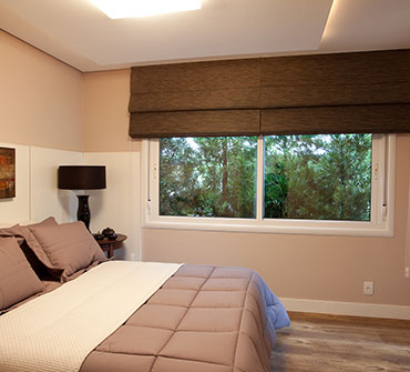 A Persiana Romana é uma das mais elegantes entre as persianas e ganha a preferência dos consumidores devido ao requinte que confere ao ambiente. O conceito inicial da persiana romana remetia ao clássico, mas, com o passar do tempo, o produto ganhou novas possibilidades de aplicação. Encontre na Finesse a sua Persiana Romana sob medida! Confeccionamos e instalamos Persiana Romana Sob Medida em empresas e residências de Brasília e Região.